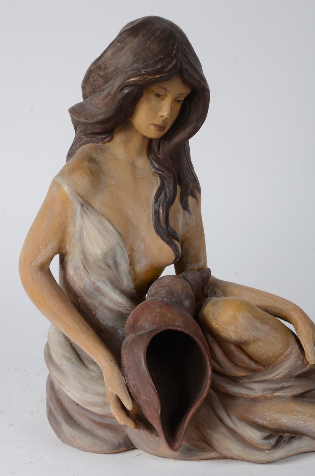 Escultura de cerâmica policromada representando figura feminina com... - foto 2 de 7