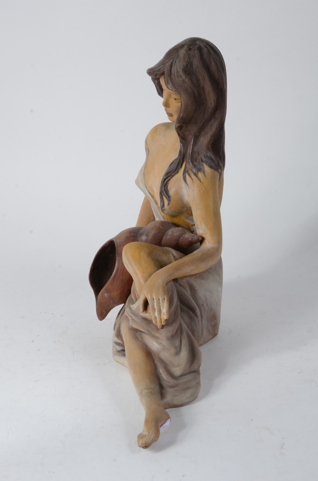 Escultura de cerâmica policromada representando figura feminina com... - foto 3 de 7