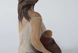 Escultura de cerâmica policromada representando... - Escultura de cerâmica policromada representando figura feminina com concha, perna colada.