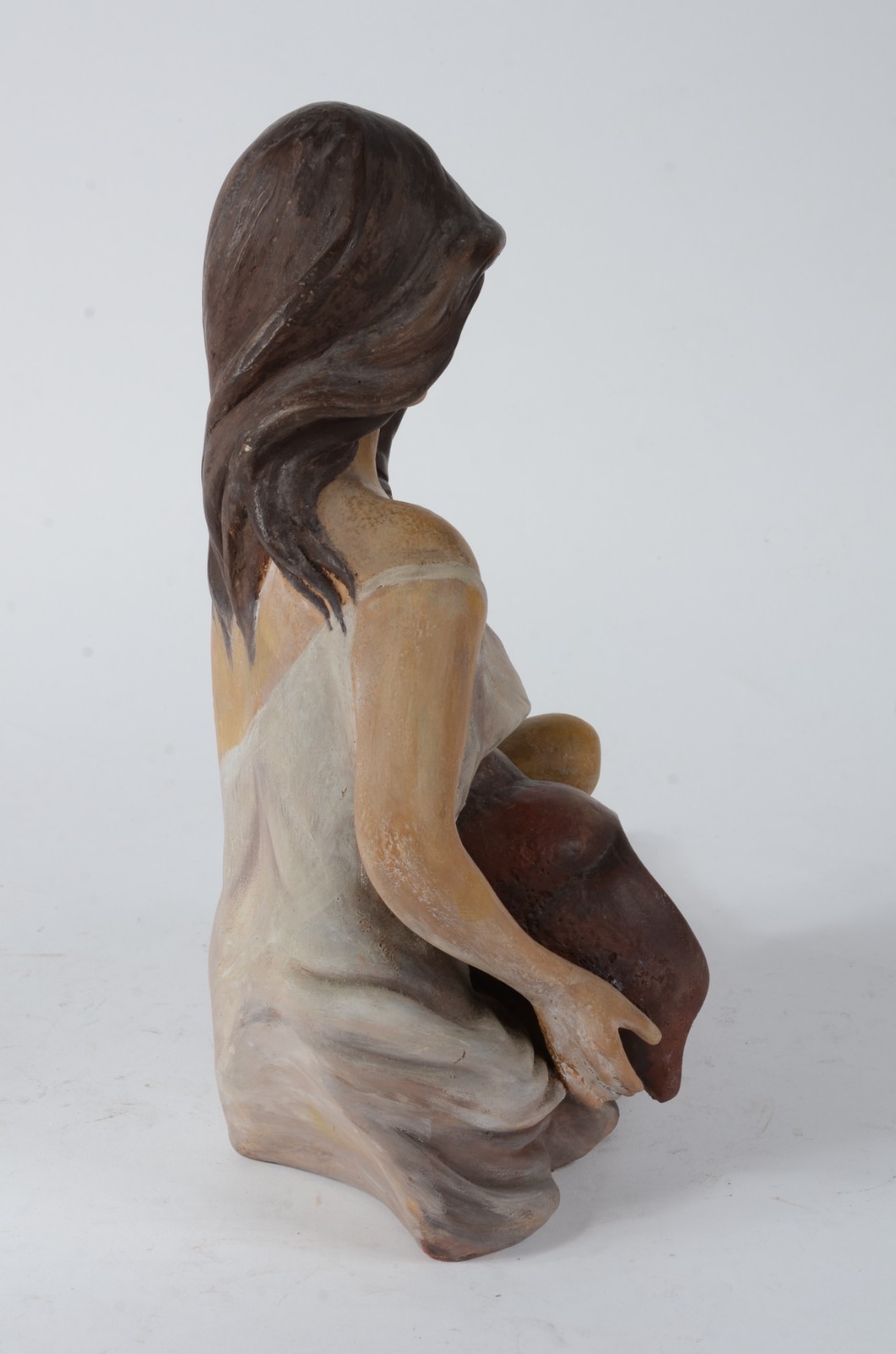 Escultura de cerâmica policromada representando figura feminina com... - foto 4 de 7