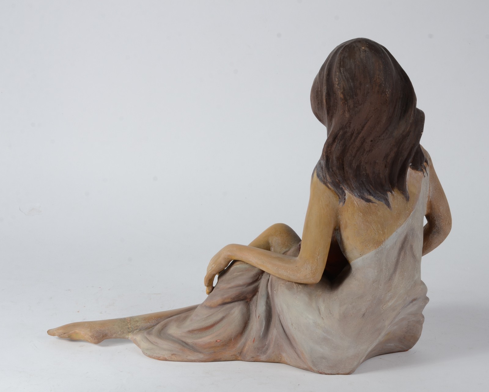 Escultura de cerâmica policromada representando figura feminina com... - foto 5 de 7
