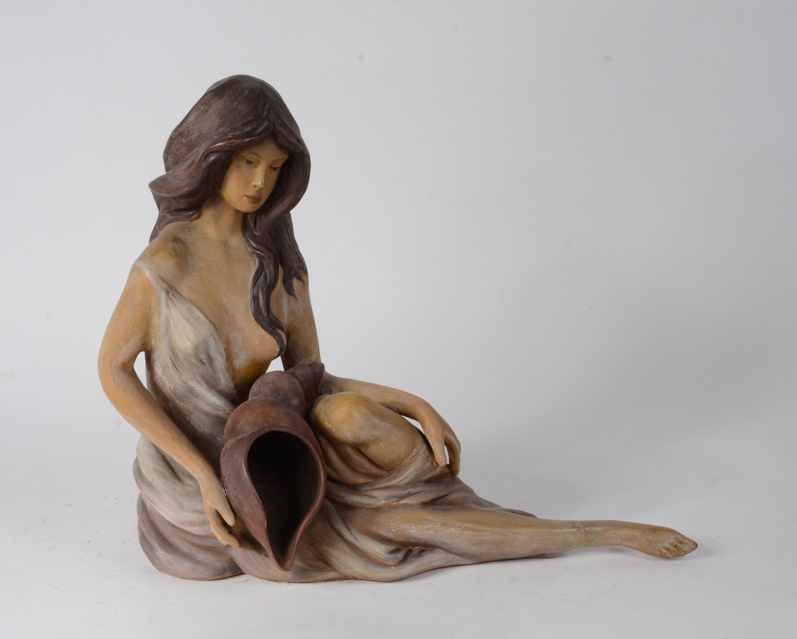 Escultura de cerâmica policromada representando figura feminina com... - foto 7 de 7