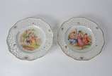 Par de pratos de porcelana da Bavaria decorados... - Par de pratos de porcelana da Bavaria decorados com cenas românticas em policromia e bordas vazadas