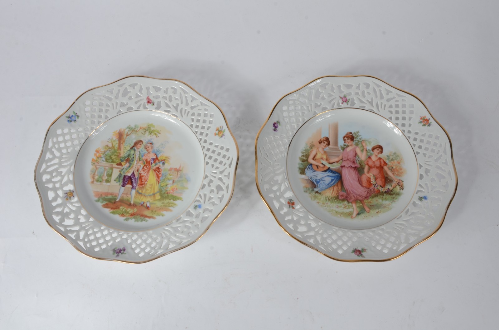 Par de pratos de porcelana da Bavaria decorados com cenas românticas... - foto 2 de 6