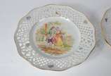 Par de pratos de porcelana da Bavaria decorados... - Par de pratos de porcelana da Bavaria decorados com cenas românticas em policromia e bordas vazadas
