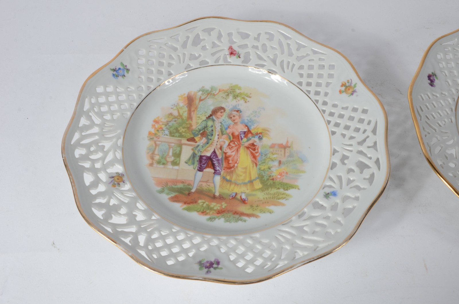 Par de pratos de porcelana da Bavaria decorados com cenas românticas... - foto 3 de 6
