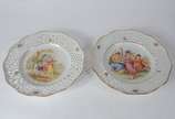 Par de pratos de porcelana da Bavaria decorados... - Par de pratos de porcelana da Bavaria decorados com cenas românticas em policromia e bordas vazadas