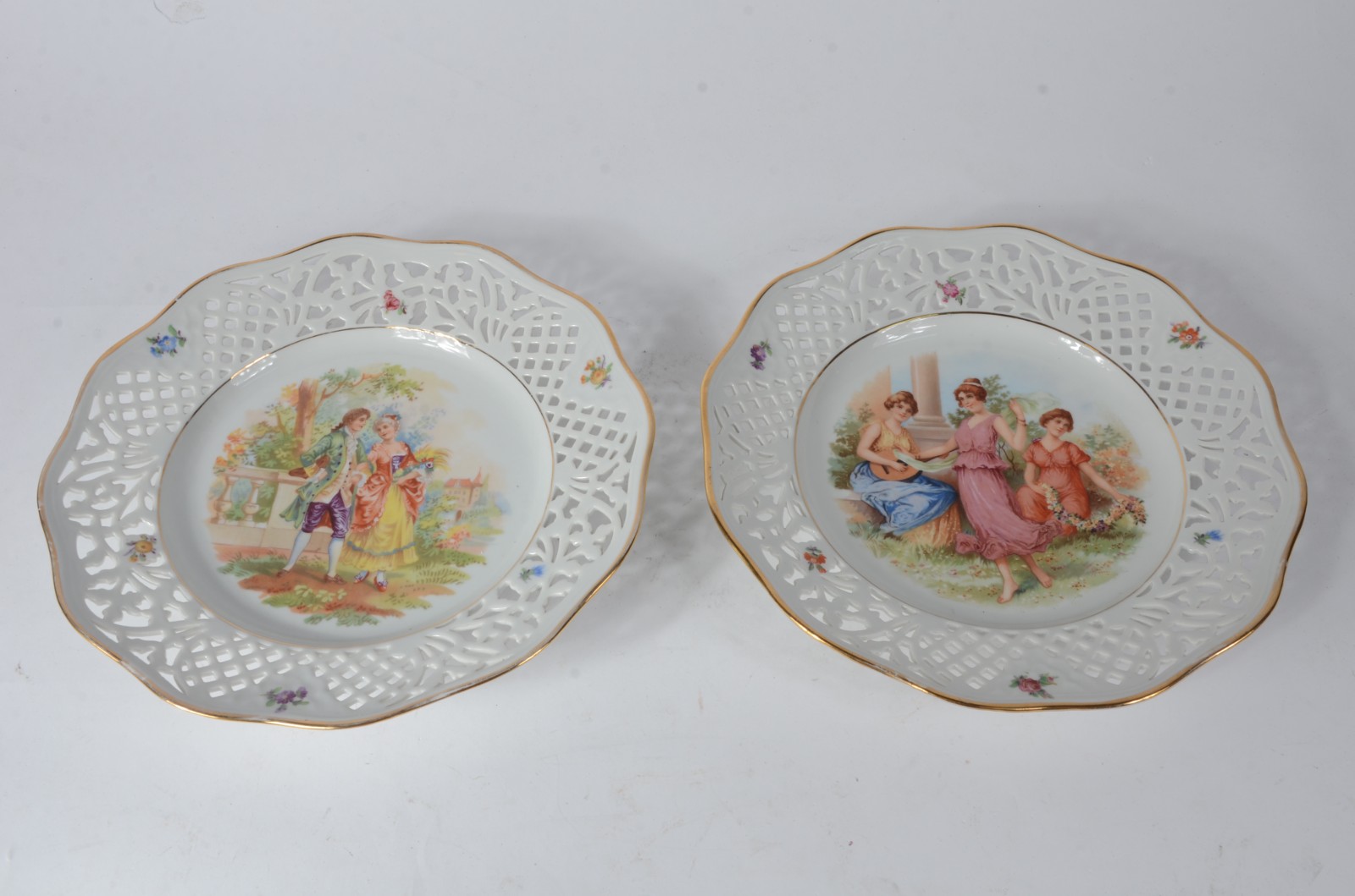 Par de pratos de porcelana da Bavaria decorados com cenas românticas... - foto 1 de 6