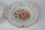 Par de pratos de porcelana da Bavaria decorados... - Par de pratos de porcelana da Bavaria decorados com cenas românticas em policromia e bordas vazadas