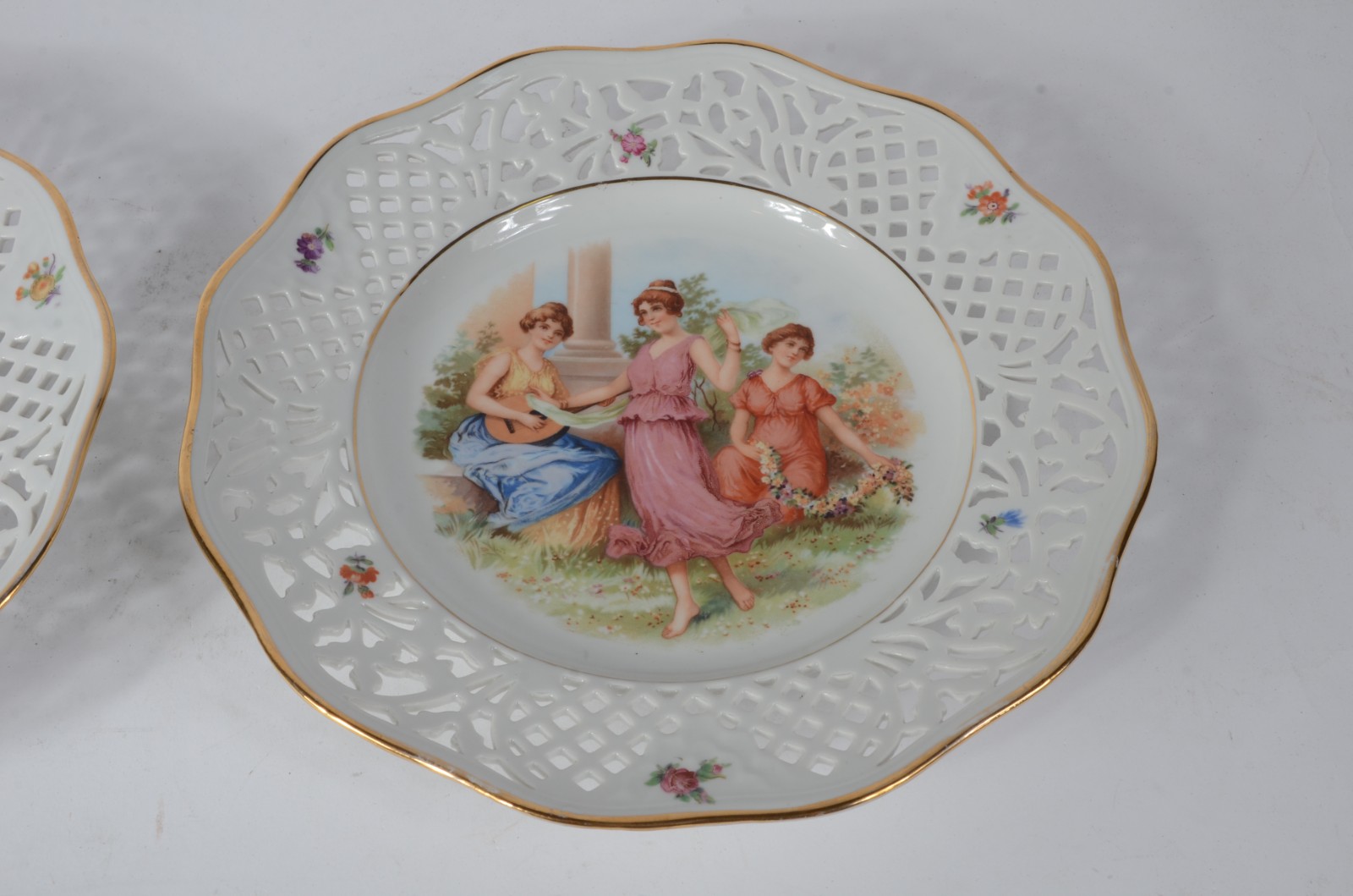 Par de pratos de porcelana da Bavaria decorados com cenas românticas... - foto 4 de 6
