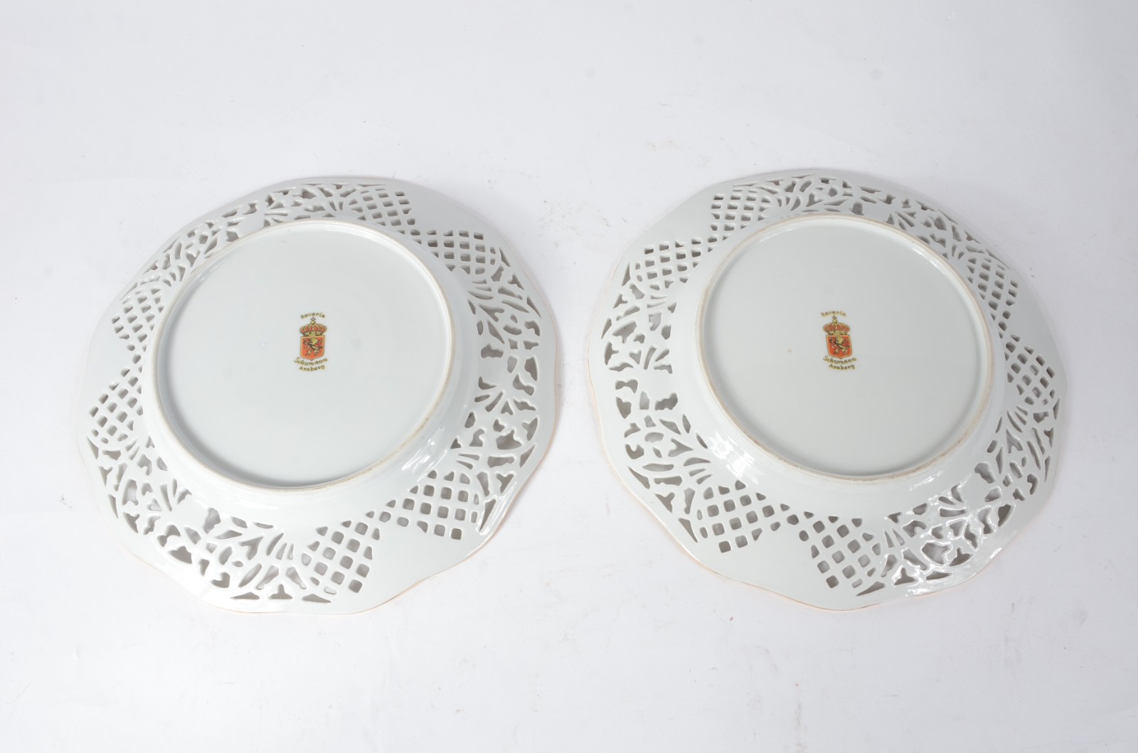 Par de pratos de porcelana da Bavaria decorados com cenas românticas... - foto 6 de 6