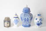 Quatro potiches diversos de porcelana, sendo do... - Quatro potiches diversos de porcelana, sendo dois orientais facetados e dois redondos portugueses.
