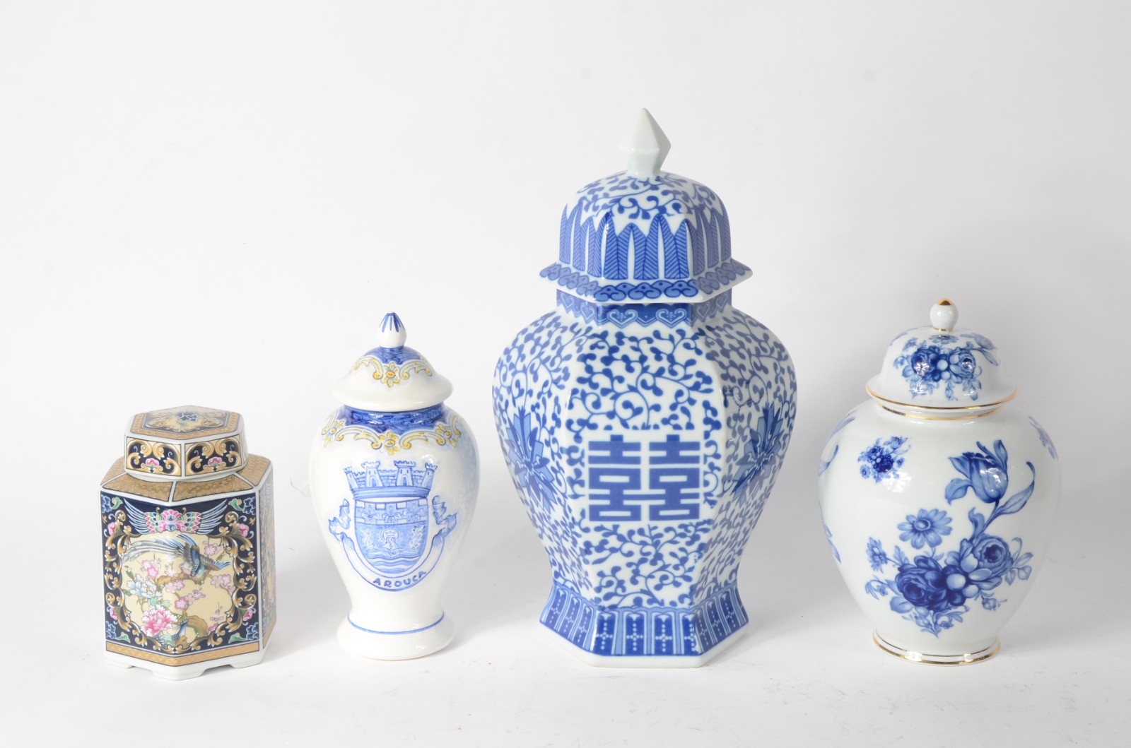 Quatro potiches diversos de porcelana, sendo dois orientais facetados... - foto 1 de 8
