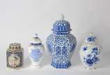 Quatro potiches diversos de porcelana, sendo do... - Quatro potiches diversos de porcelana, sendo dois orientais facetados e dois redondos portugueses.