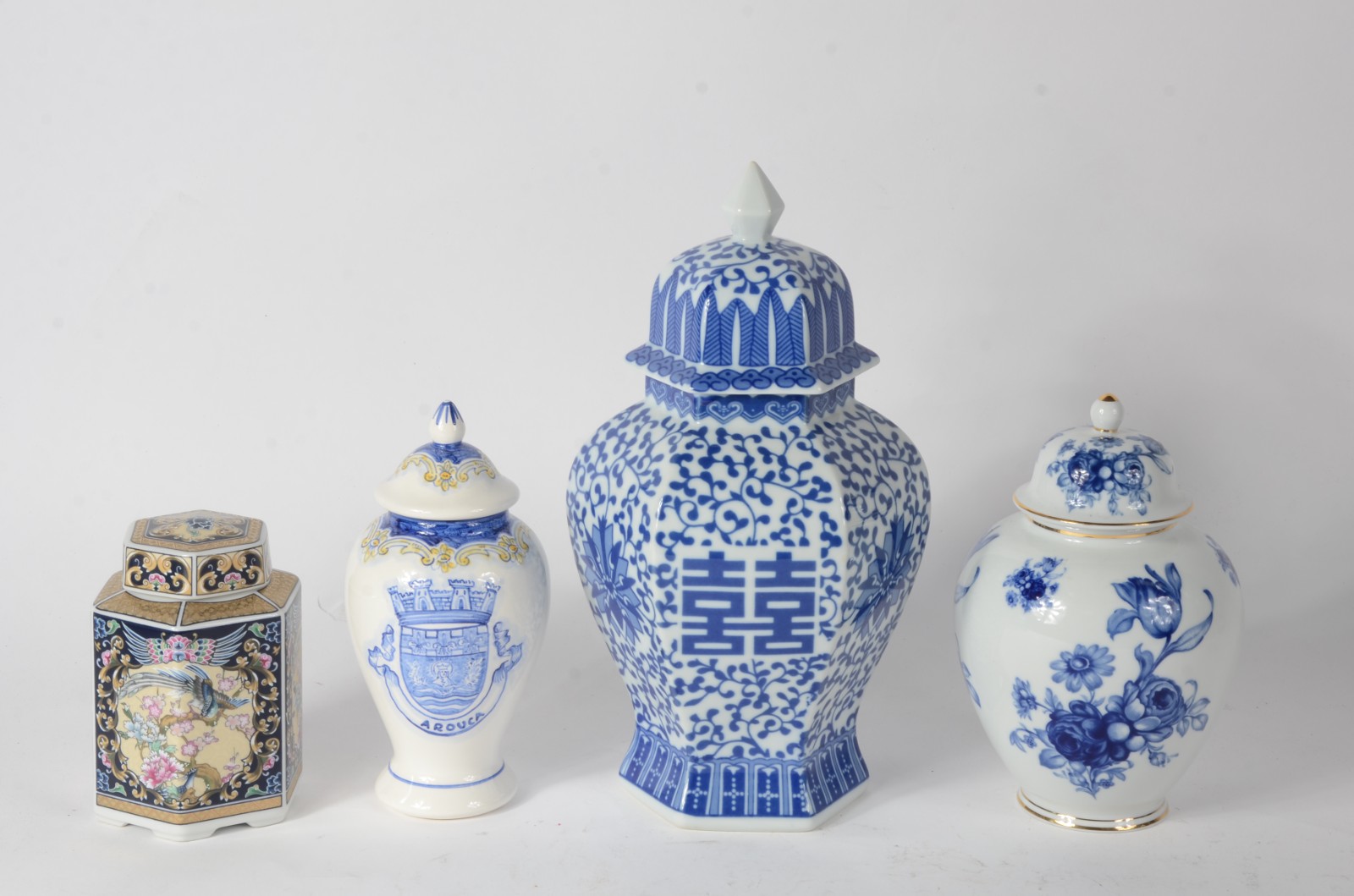 Quatro potiches diversos de porcelana, sendo dois orientais facetados... - foto 2 de 8