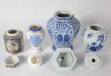 Quatro potiches diversos de porcelana, sendo do... - Quatro potiches diversos de porcelana, sendo dois orientais facetados e dois redondos portugueses.