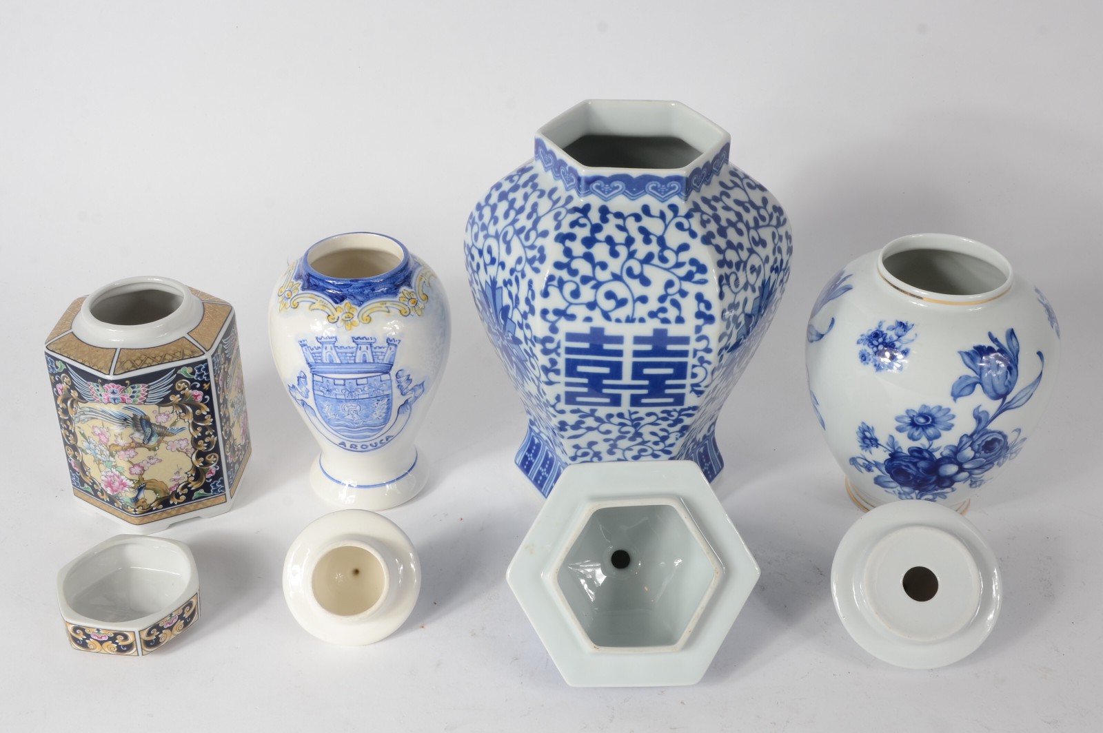 Quatro potiches diversos de porcelana, sendo dois orientais facetados... - foto 3 de 8