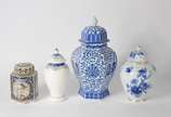 Quatro potiches diversos de porcelana, sendo do... - Quatro potiches diversos de porcelana, sendo dois orientais facetados e dois redondos portugueses.