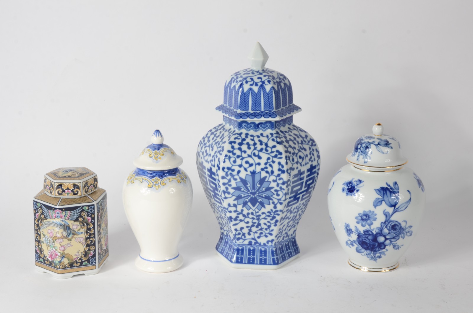 Quatro potiches diversos de porcelana, sendo dois orientais facetados... - foto 4 de 8
