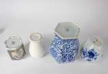 Quatro potiches diversos de porcelana, sendo do... - Quatro potiches diversos de porcelana, sendo dois orientais facetados e dois redondos portugueses.