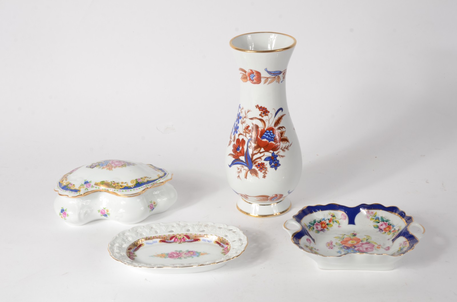 Quatro peças diversas de porcelana europeia, sendo: vaso, caixa... - foto 1 de 11