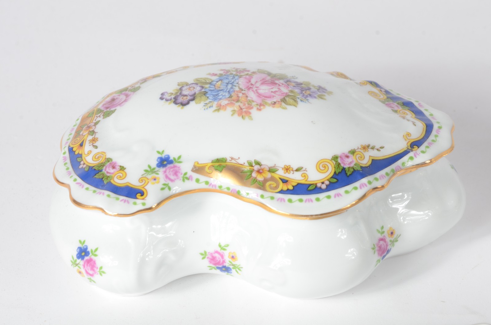 Quatro peças diversas de porcelana europeia, sendo: vaso, caixa... - foto 2 de 11