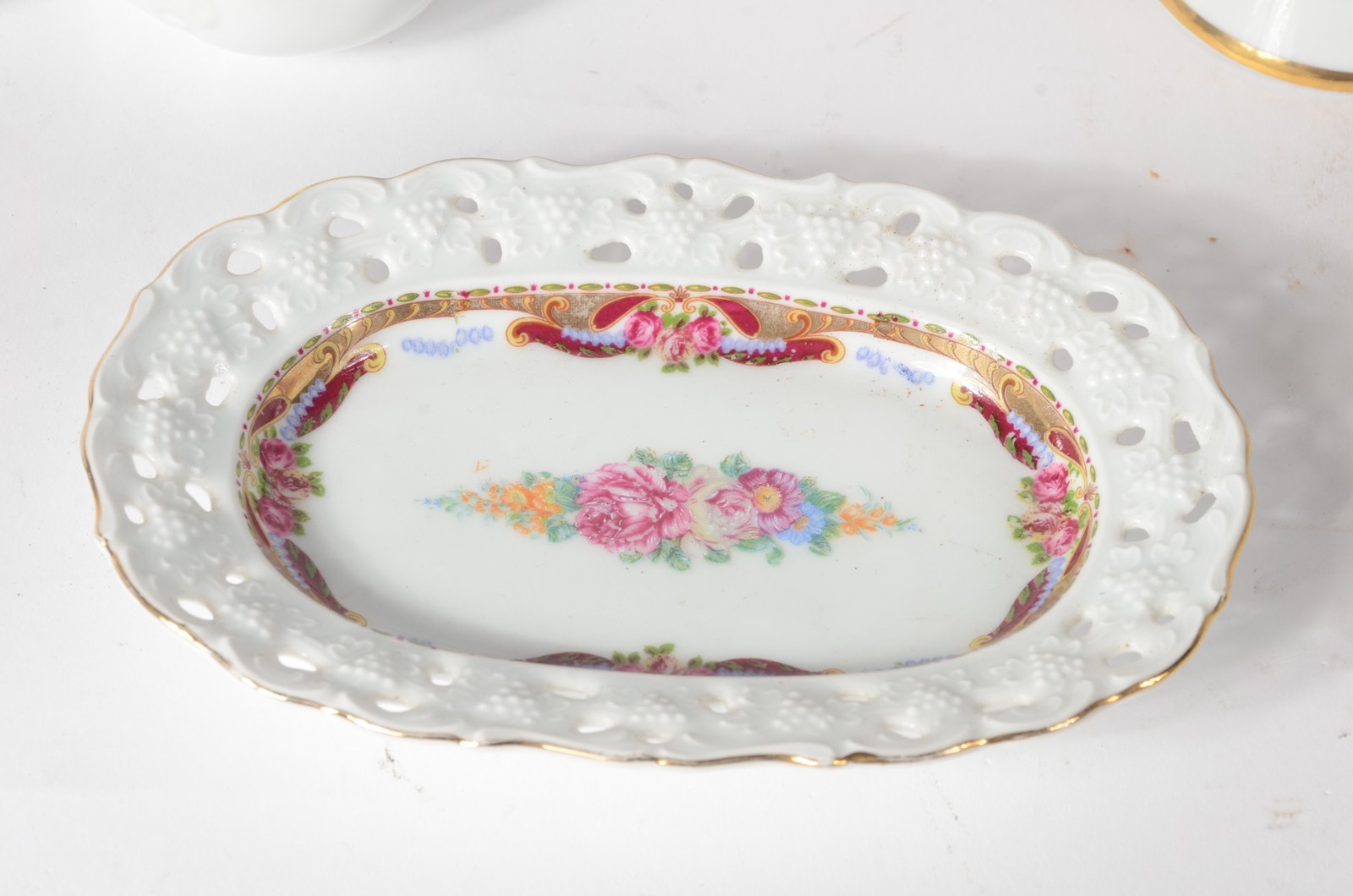Quatro peças diversas de porcelana europeia, sendo: vaso, caixa... - foto 3 de 11