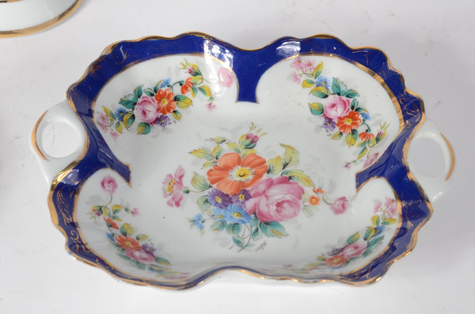 Quatro peças diversas de porcelana europeia, sendo: vaso, caixa... - foto 4 de 11