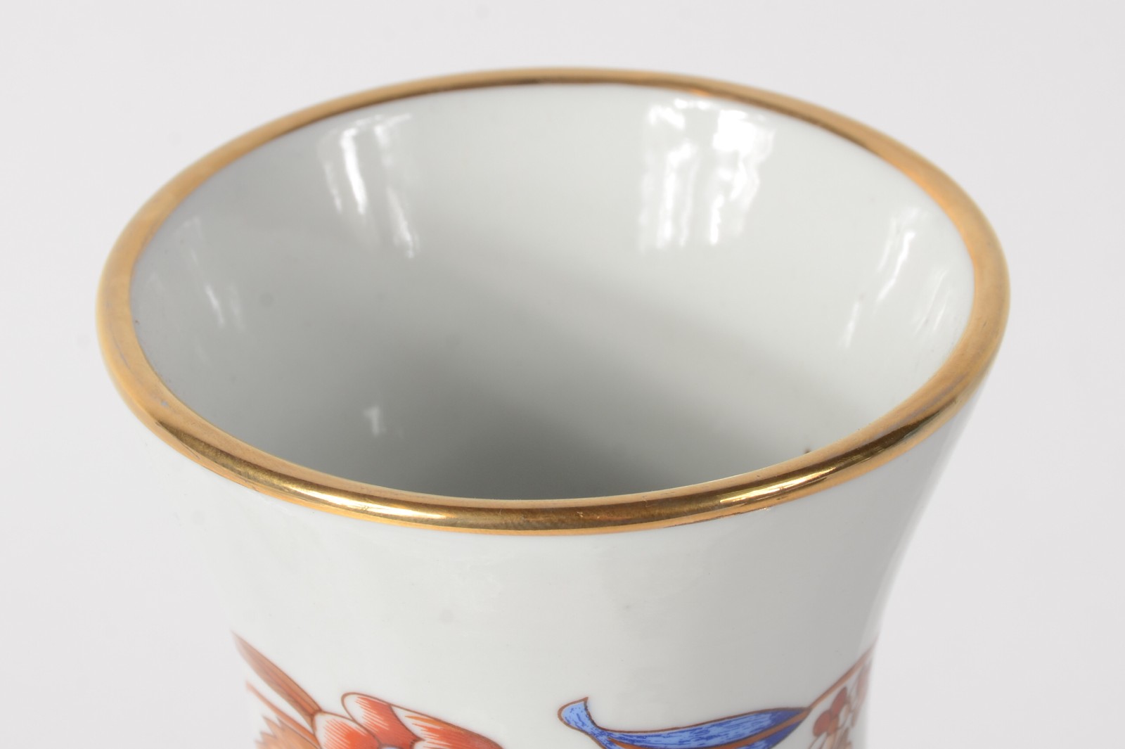 Quatro peças diversas de porcelana europeia, sendo: vaso, caixa... - foto 6 de 11