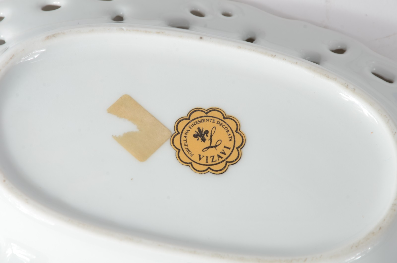Quatro peças diversas de porcelana europeia, sendo: vaso, caixa... - foto 7 de 11