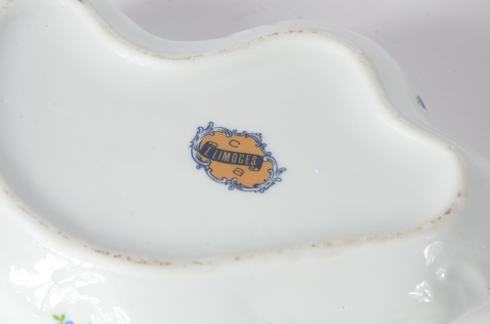 Quatro peças diversas de porcelana europeia, sendo: vaso, caixa... - foto 8 de 11