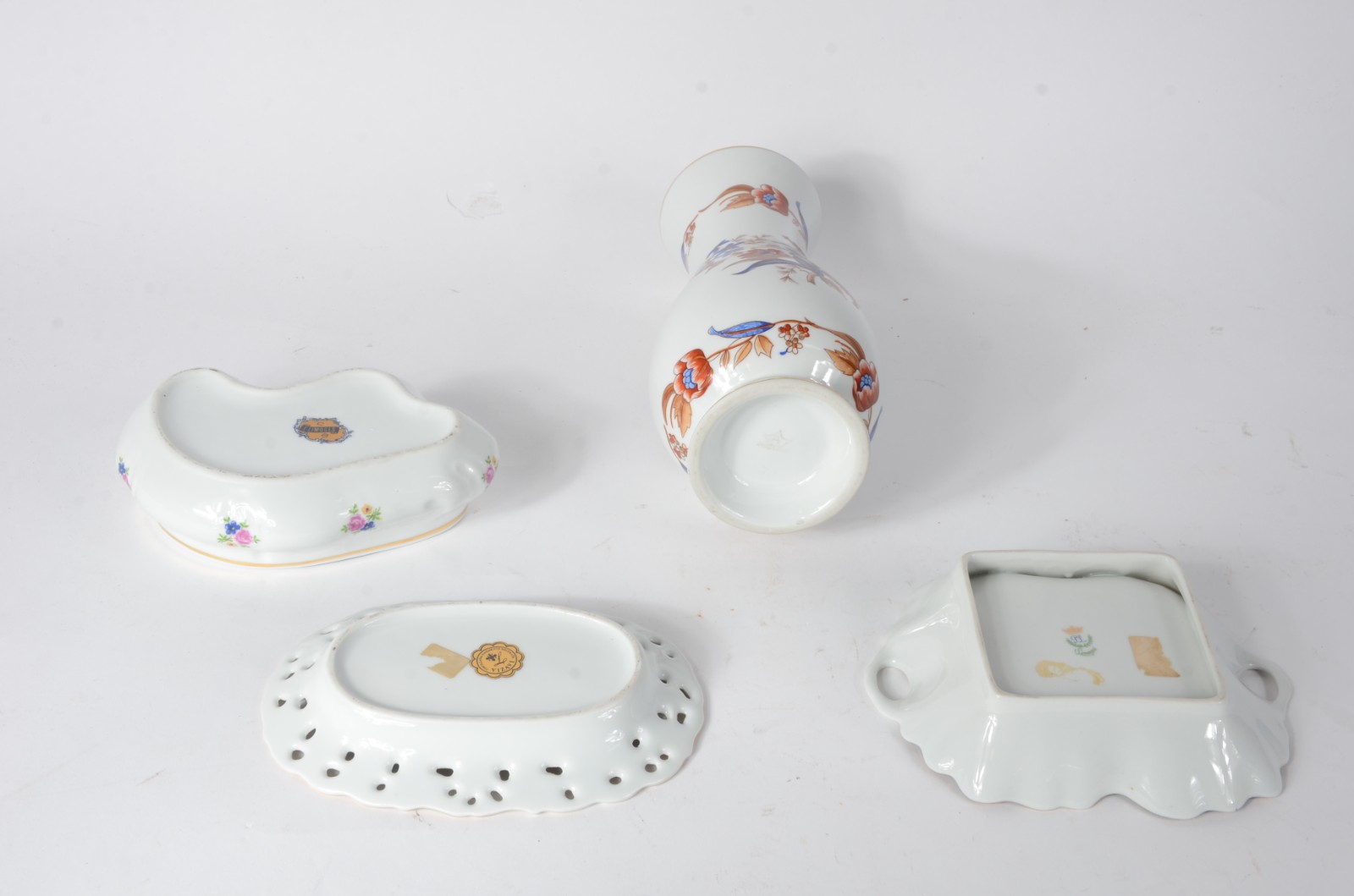 Quatro peças diversas de porcelana europeia, sendo: vaso, caixa... - foto 9 de 11