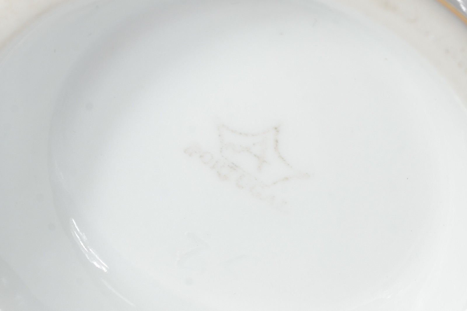 Quatro peças diversas de porcelana europeia, sendo: vaso, caixa... - foto 11 de 11