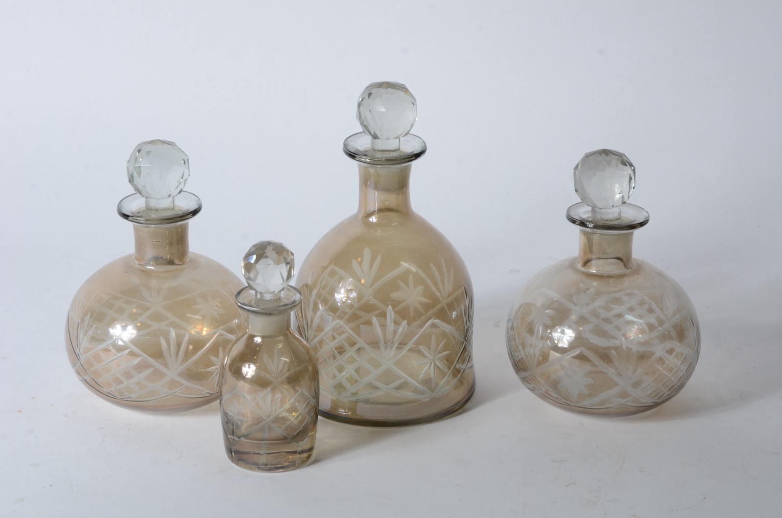 Conjunto com 4 perfumeiros de cristal fumé lapidado, tampas redondas... - foto 1 de 3