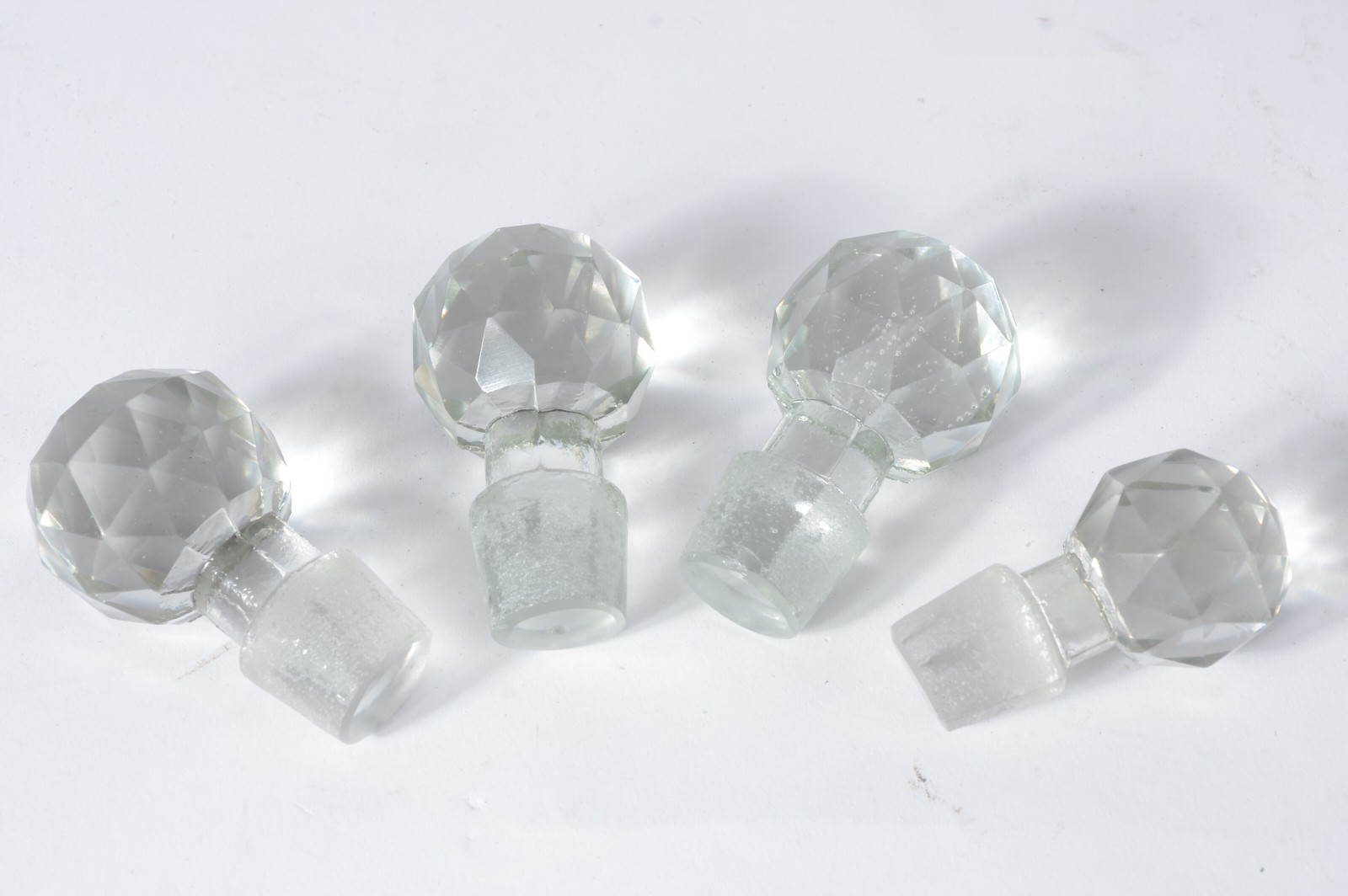 Conjunto com 4 perfumeiros de cristal fumé lapidado, tampas redondas... - foto 3 de 3