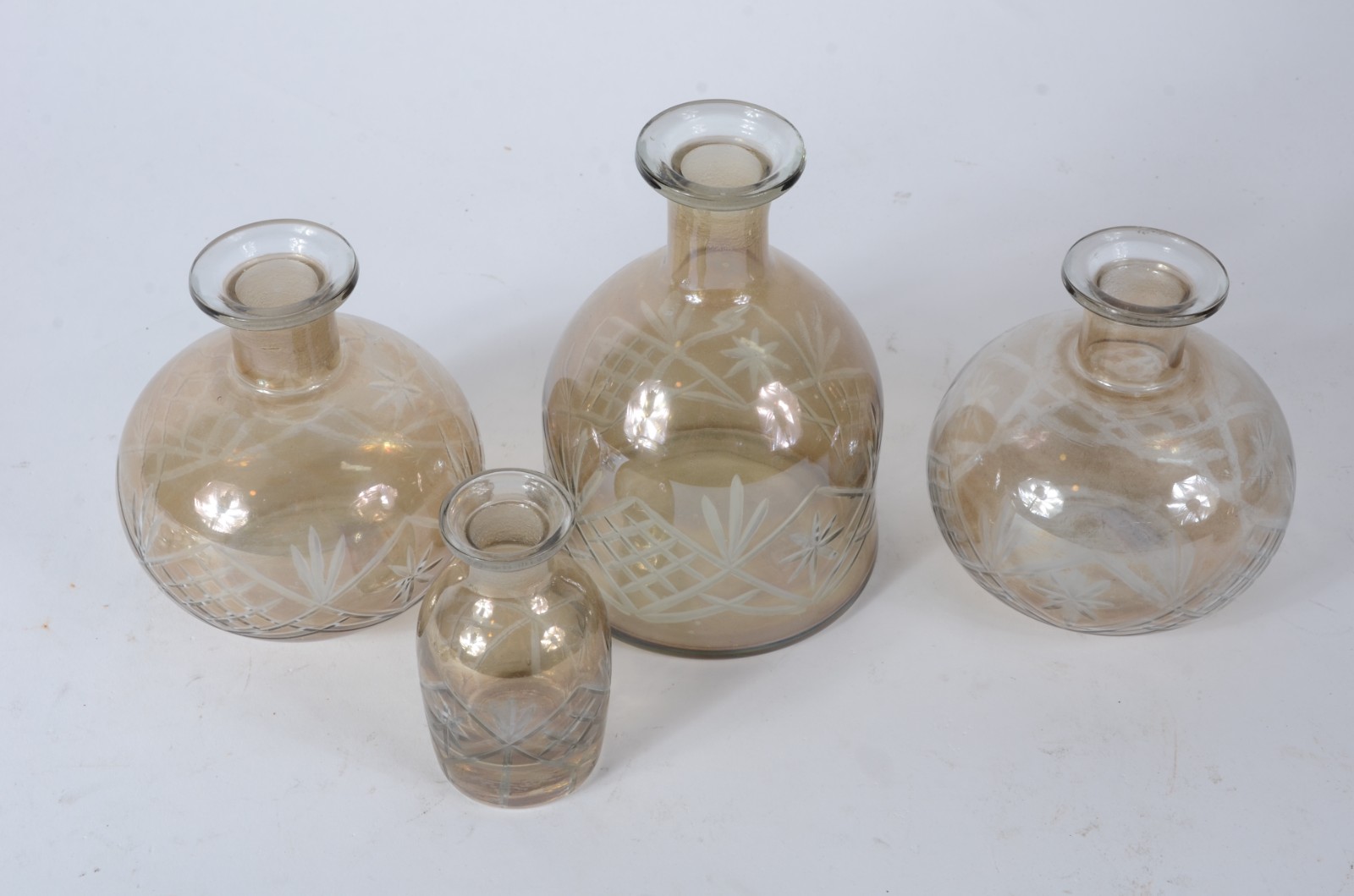 Conjunto com 4 perfumeiros de cristal fumé lapidado, tampas redondas... - foto 2 de 3