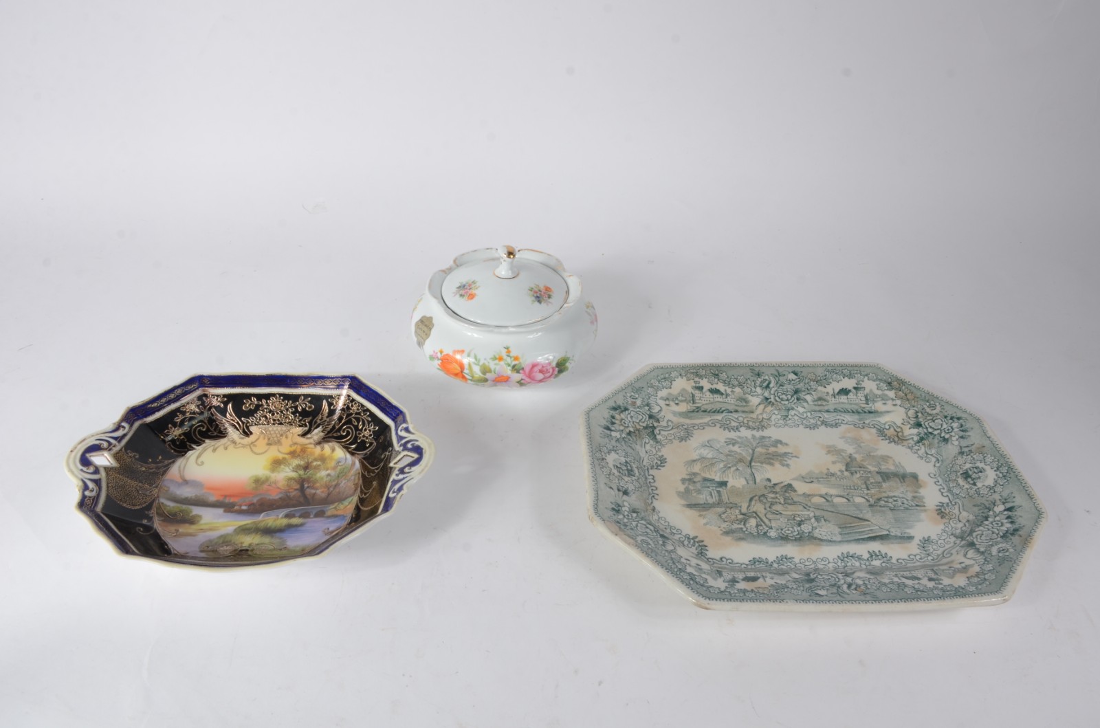 Tres peças diversas de porcelana, sendo: Travessa feitio oitavado na... - foto 1 de 11