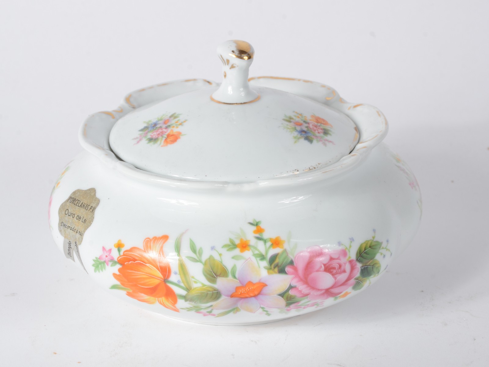 Tres peças diversas de porcelana, sendo: Travessa feitio oitavado na... - foto 3 de 11