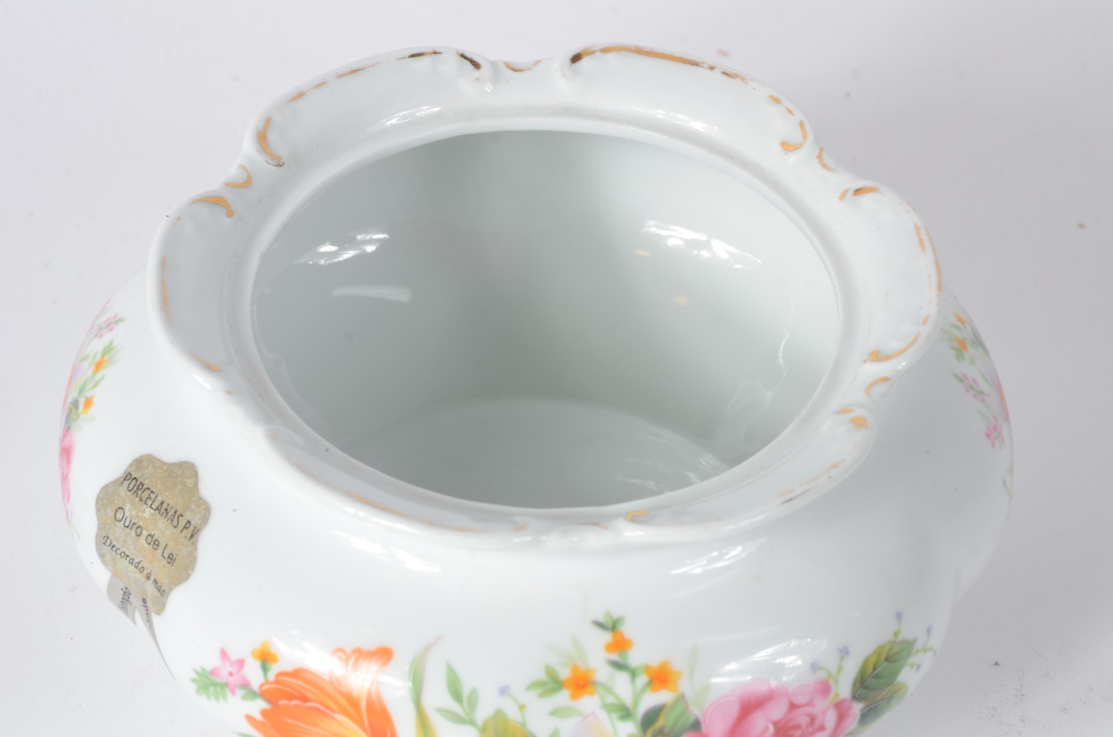 Tres peças diversas de porcelana, sendo: Travessa feitio oitavado na... - foto 5 de 11