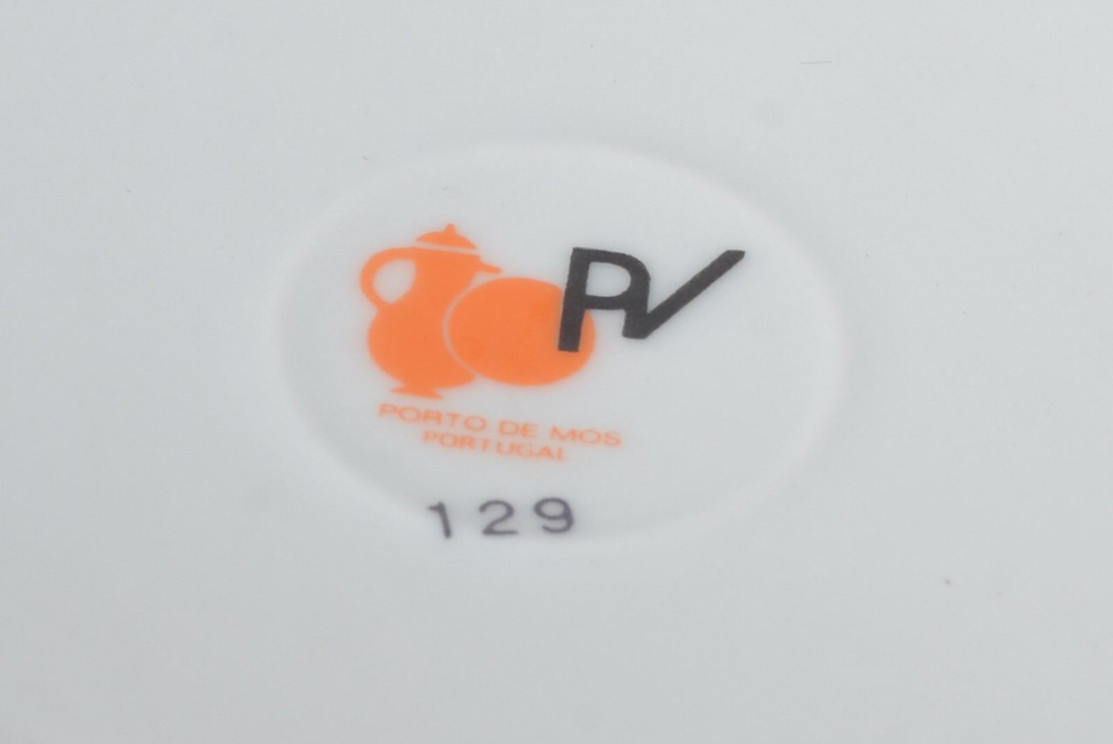 Tres peças diversas de porcelana, sendo: Travessa feitio oitavado na... - foto 6 de 11