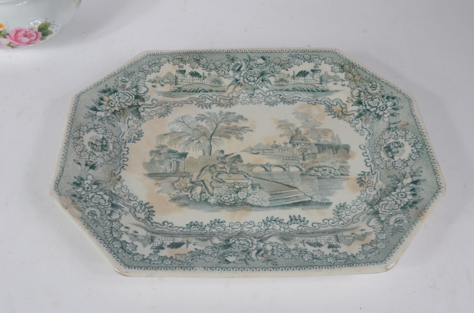 Tres peças diversas de porcelana, sendo: Travessa feitio oitavado na... - foto 2 de 11