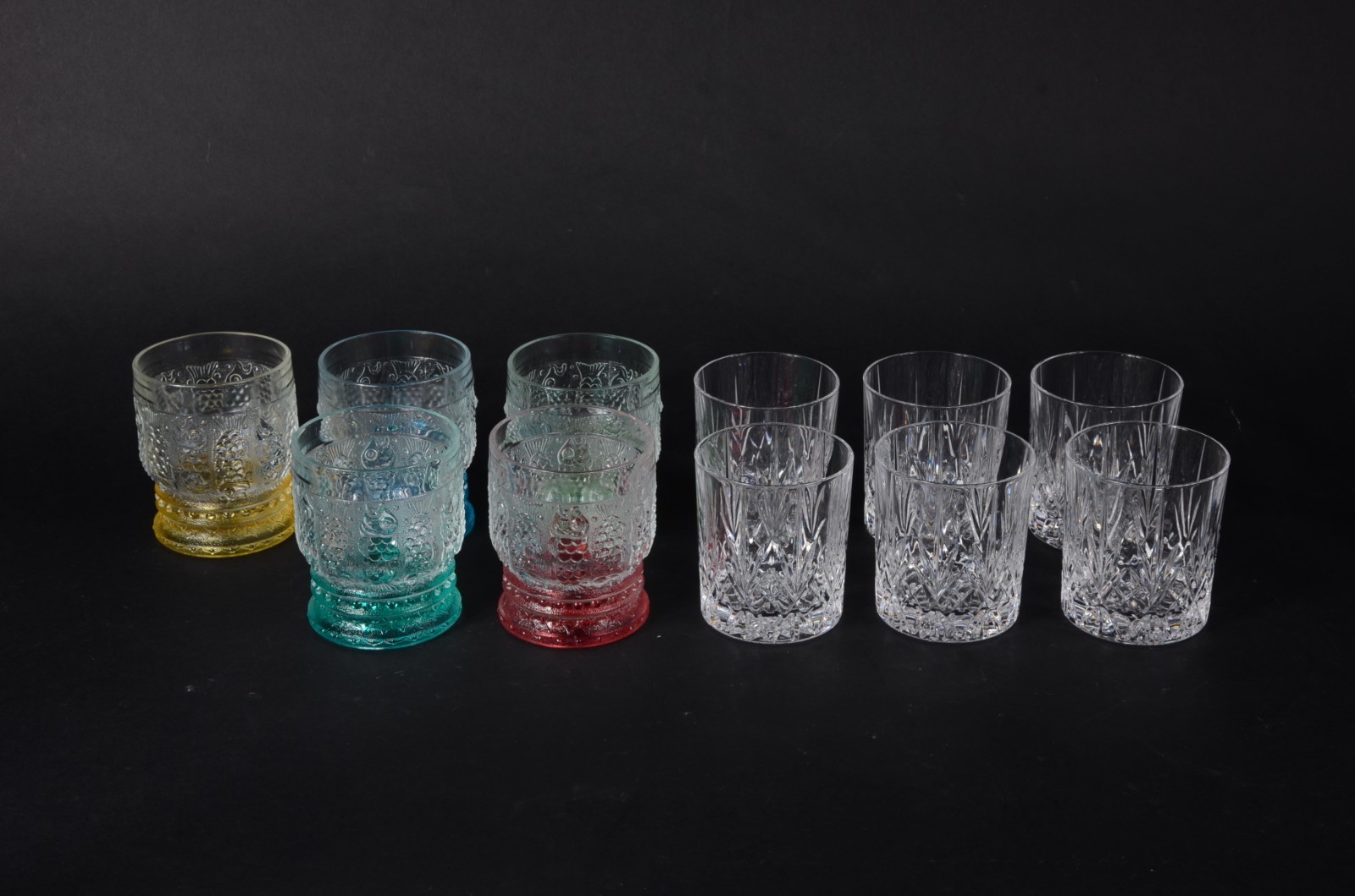 Dois conjuntos de copos, sendo 6 de cristal para whisky e 5 para água... - foto 1 de 5