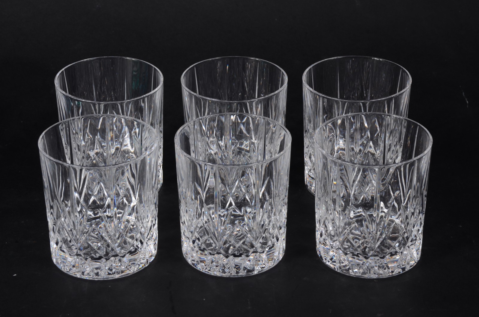Dois conjuntos de copos, sendo 6 de cristal para whisky e 5 para água... - foto 2 de 5