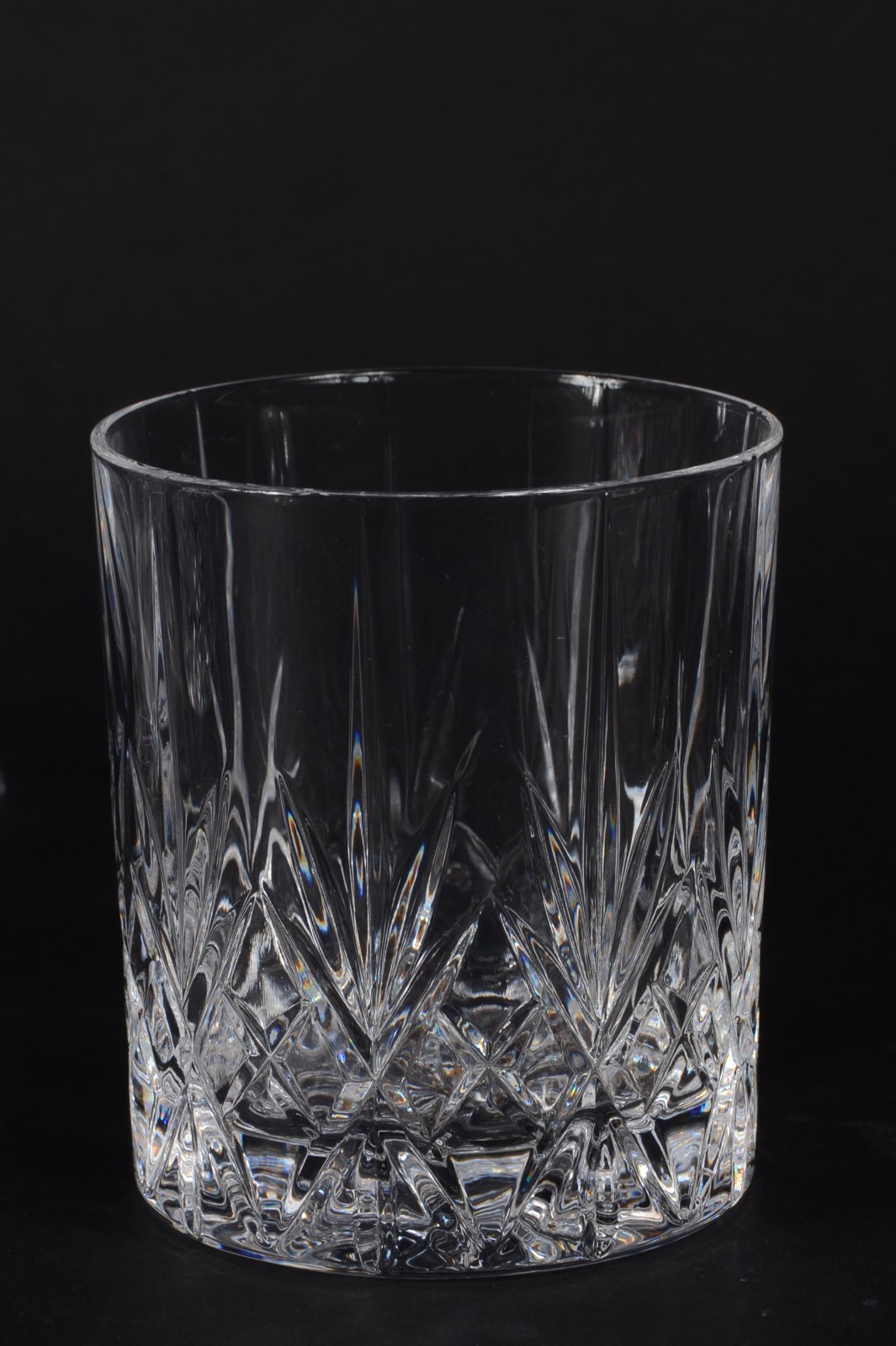 Dois conjuntos de copos, sendo 6 de cristal para whisky e 5 para água... - foto 3 de 5