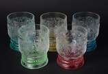 Dois conjuntos de copos, sendo 6 de cristal par... - Dois conjuntos de copos, sendo 6 de cristal para whisky e 5 para água de vidro colorido trabalhado em relevo.