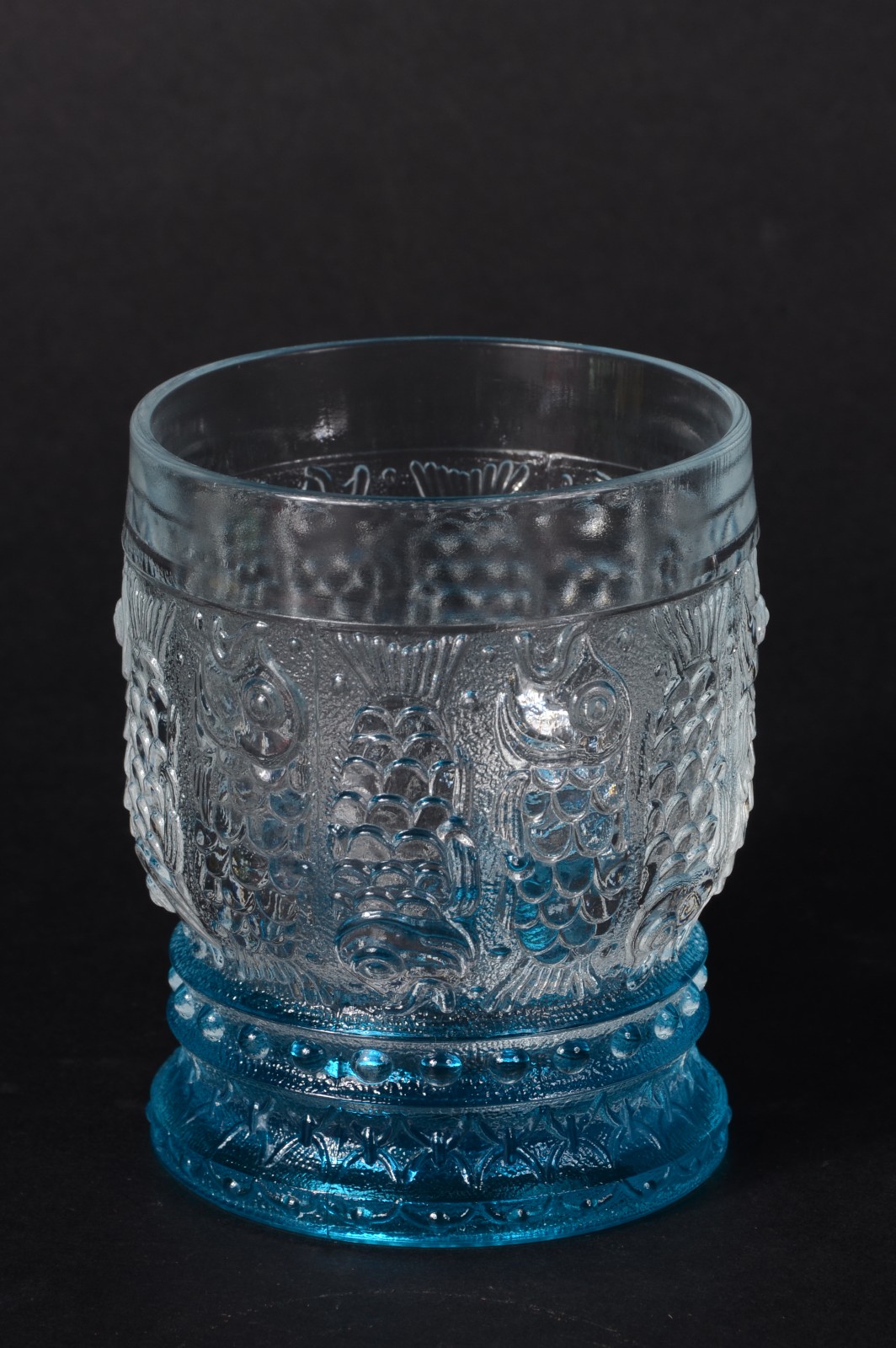 Dois conjuntos de copos, sendo 6 de cristal para whisky e 5 para água... - foto 5 de 5