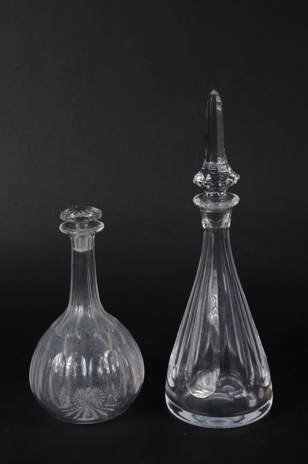 Duas garrafas de cristal europeu facetado em diversos modelos (com... - foto 1 de 7