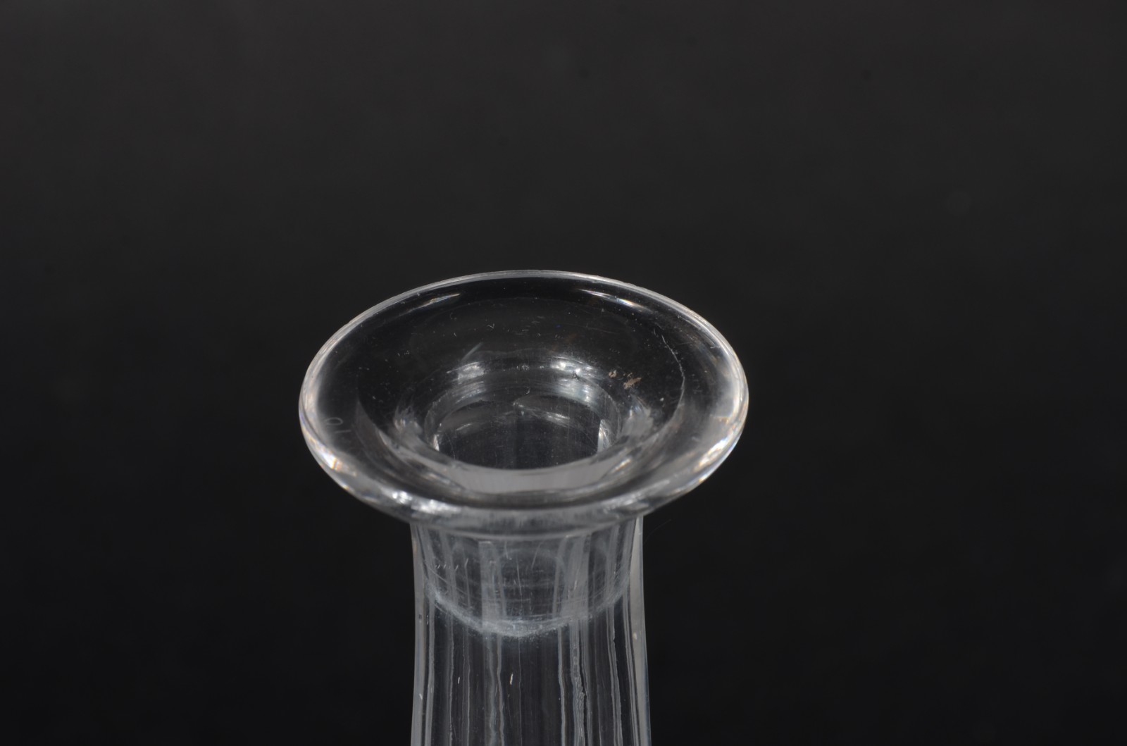 Duas garrafas de cristal europeu facetado em diversos modelos (com... - foto 3 de 7