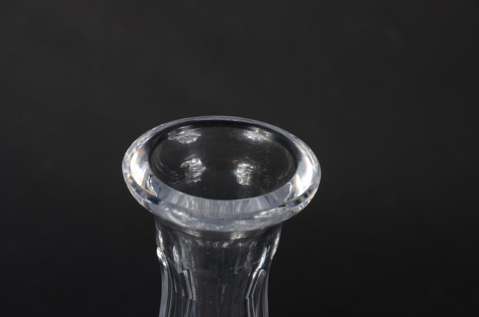 Duas garrafas de cristal europeu facetado em diversos modelos (com... - foto 4 de 7