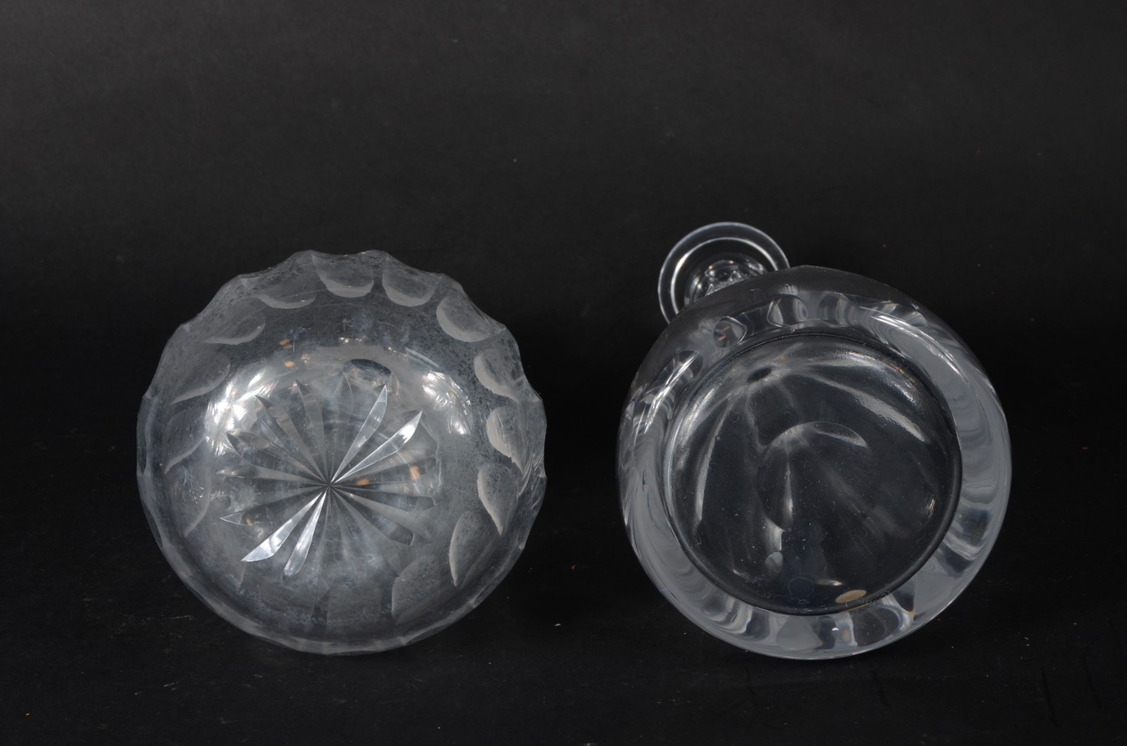 Duas garrafas de cristal europeu facetado em diversos modelos (com... - foto 5 de 7